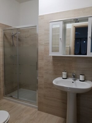 Habitación triple | Baño | Ducha y cabezal de ducha tipo lluvia