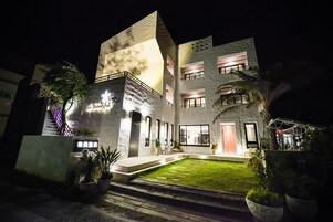 Fassade der Unterkunft – Abend/Nacht