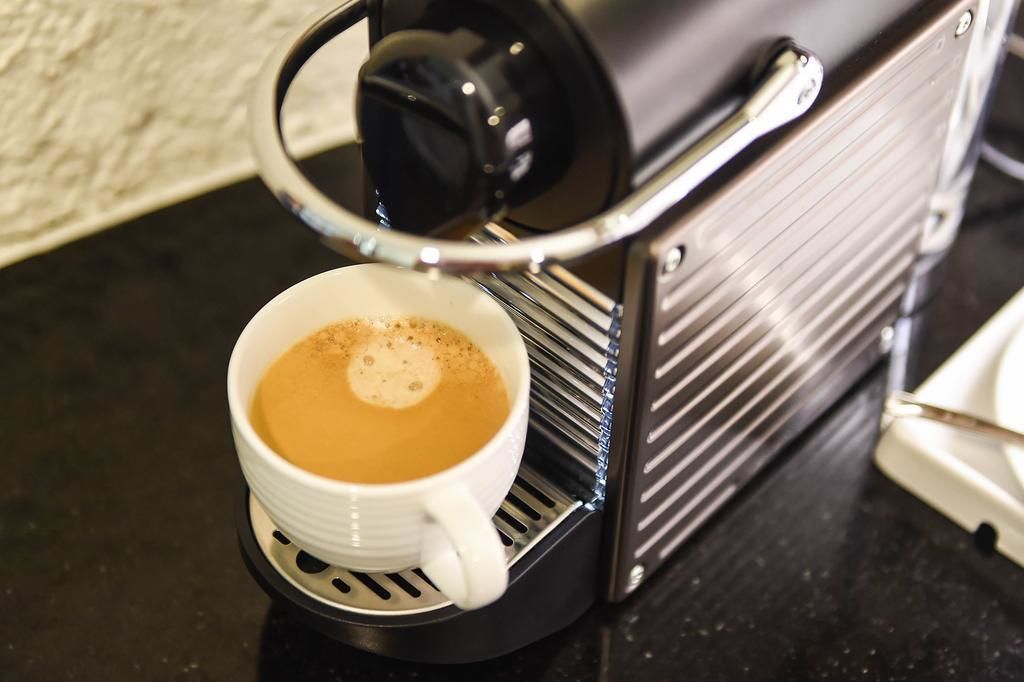 Eine Kaffeemaschine mit einer Kaffeetasse auf der Tropfschale.