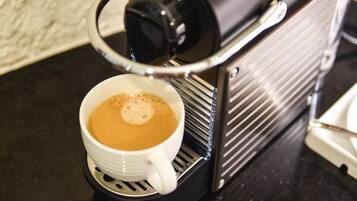 Eine Kaffeemaschine mit einer Kaffeetasse auf der Tropfschale.