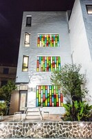 Un edificio moderno con grandes ventanales y franjas verticales de colores.