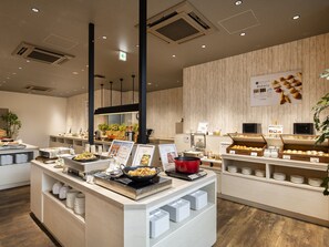 Un comptoir de boulangerie où sont exposés divers produits de boulangerie, ainsi qu’une balance numérique.