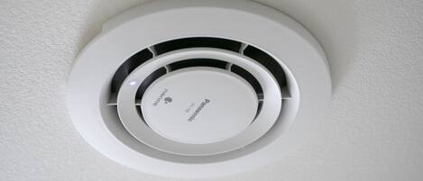 Una rejilla de ventilación circular con el logotipo de Panasonic.