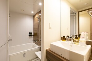 Superior-Zweibettzimmer, Nichtraucher | Badezimmer | Duschwanne, kostenlose Toilettenartikel, Haartrockner, Hausschuhe