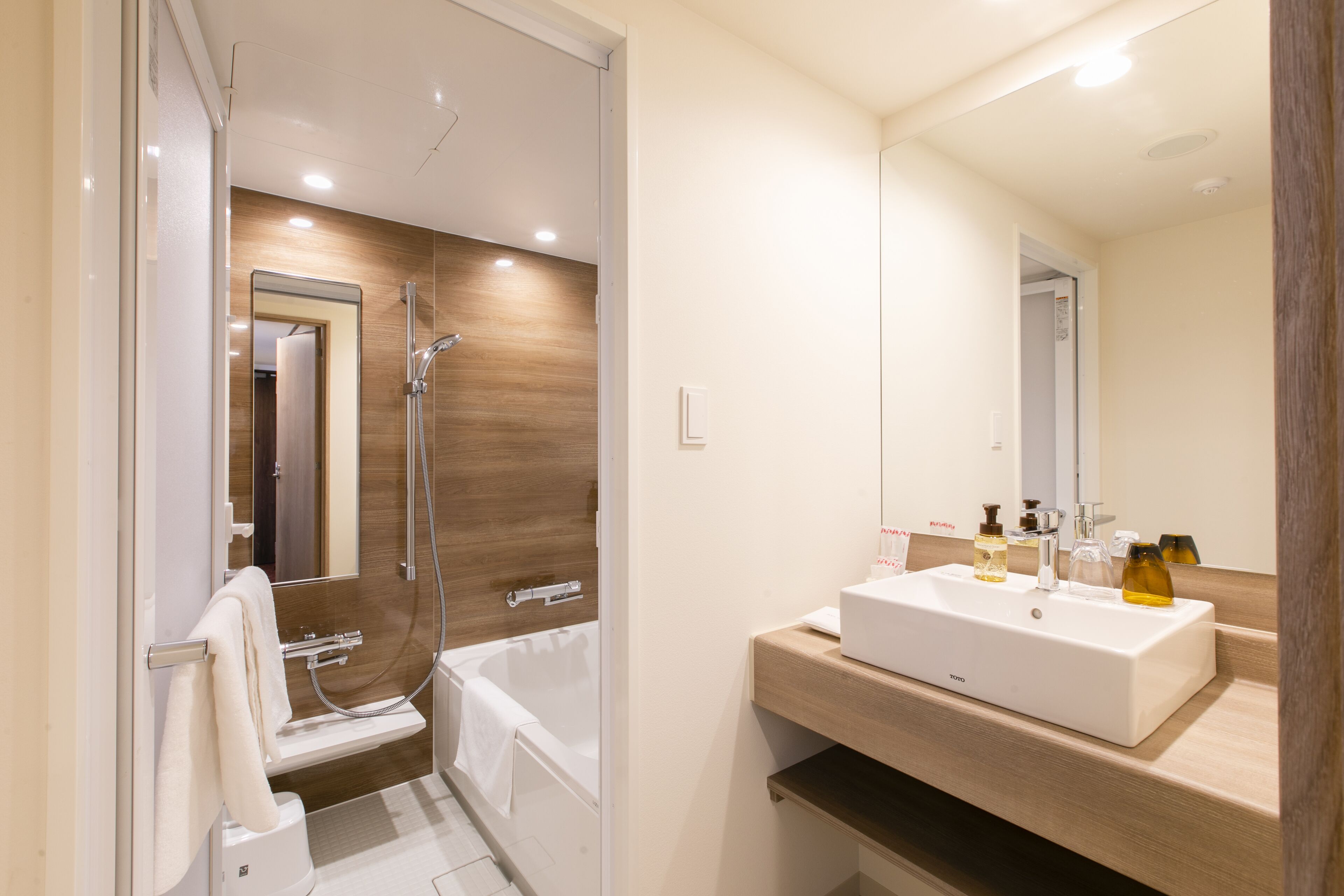 combined shower/bathtub, free toiletries, hair dryer, slippers