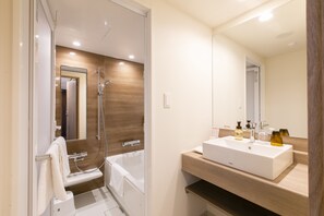 Een bad/douchecombinatie, gratis toiletartikelen, een haardroger