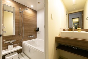 Habitación con 2 camas individuales, no fumadores (Moderate) | Baño | Ducha y bañera combinadas y artículos de higiene personal gratuitos