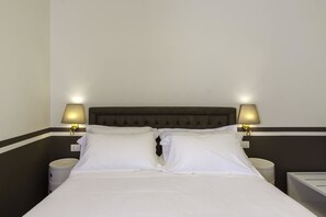Minibar, in-room safe, individually furnished, desk - Residenza Molinari Suite&Rooms (Naples)