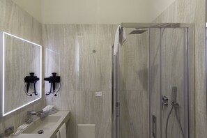 Shower, rainfall showerhead, free toiletries, hair dryer