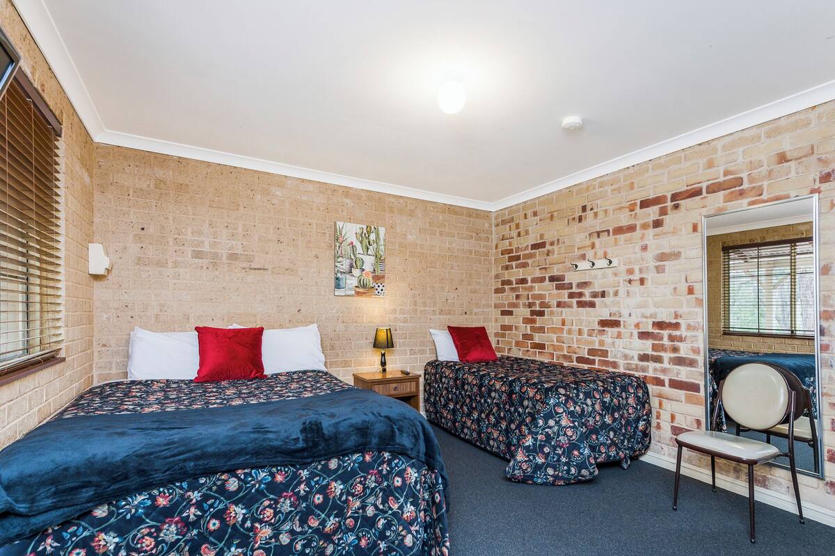 Classic Twin Room, 1 Bedroom | Individually decorated, individually furnished, blackout drapes