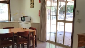 Premier Suite 2 Bedroom Self Contained | Living area | Flat-screen TV - Travellers Rest Motel (Mundaring)