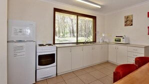 Flat-screen TV - Travellers Rest Motel (Mundaring)
