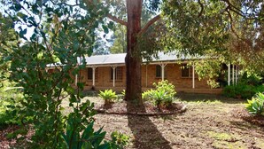 Flat-screen TV - Travellers Rest Motel (Mundaring)
