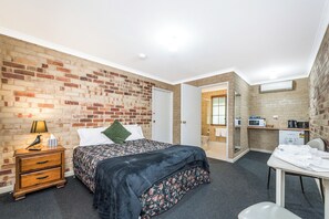 Bush Retreat, 1 Bedroom | Individually decorated, individually furnished, blackout drapes