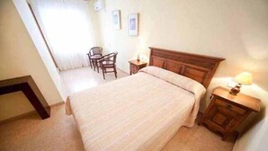 In-room safe, free WiFi - HOTEL MORENO (Elche De La Sierra)