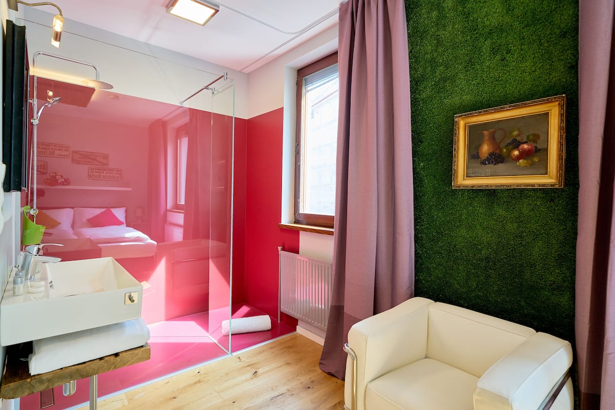 Superior Studio Suite (Purpur) | Bathroom | Shower, rainfall showerhead, free toiletries, hair dryer