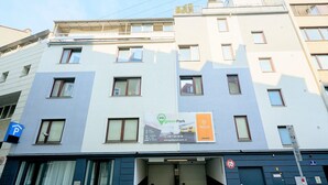 A multi-story building with a sign for Green Park and Payuca, a parking sign, and a 2.1m height restriction sign. - Leuhusen Center Apartments Vienna (Vienna)