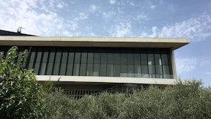 Un bâtiment moderne doté de grandes fenêtres et d’un toit plat.
