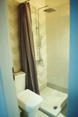 Classic Apartment | Bathroom | Shower, rainfall showerhead, hair dryer, slippers - Apartment Nakis (Volvi)