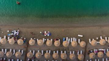 Ubicación cercana a la playa, arena blanca, tumbonas y vóley playa