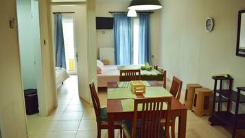 Apartamento clásico | Zona de estar | Una Smart TV