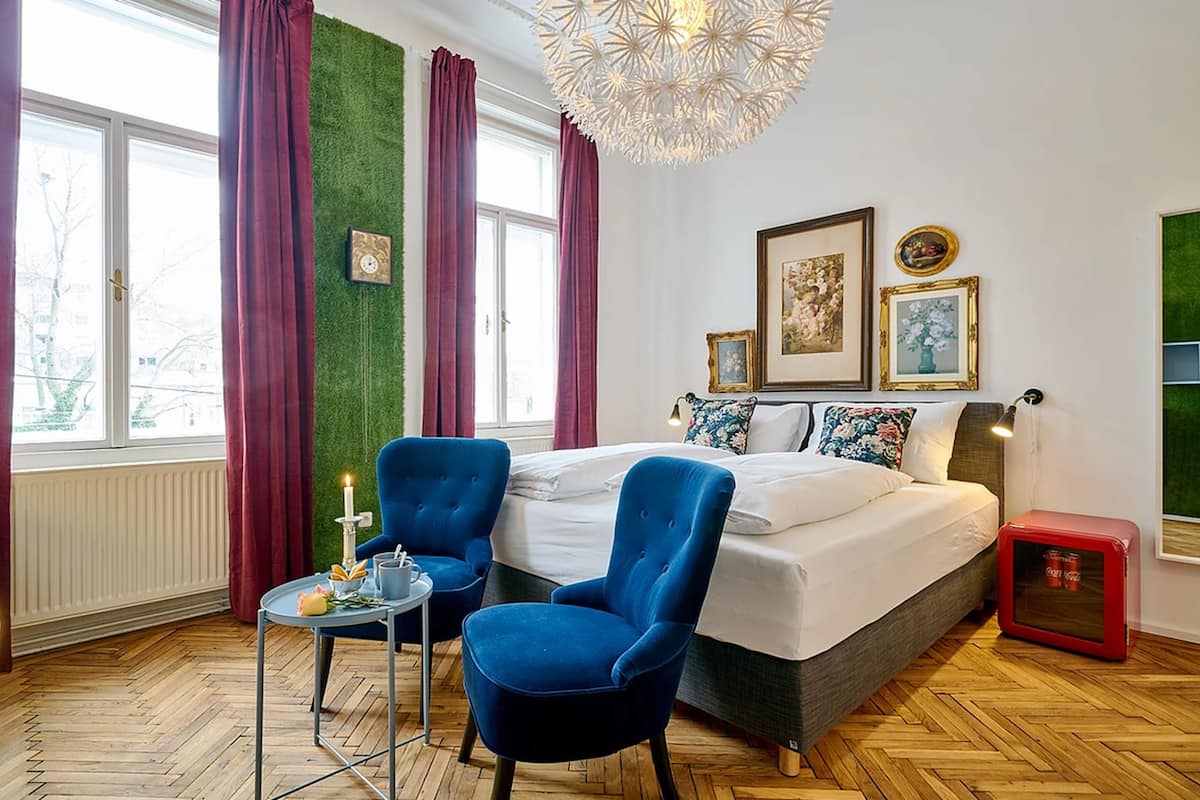 3 bedrooms, premium bedding, down comforters, minibar
