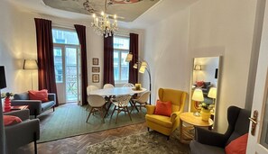 Double Room with balcony, shower, shared toilet "Koi" | Living room - Leuhusen Collection Apartments Vienna (Vienna)