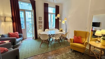 Leuhusen Collection (mit drei Schlafzimmern) | Wohnzimmer | Flachbildfernseher, Netflix, Streaming-Dienste, Arbeitsbereiche