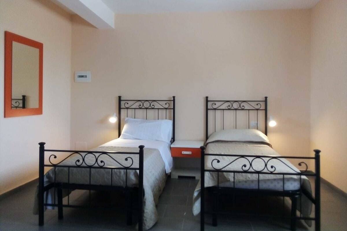 Habitación estándar con 1 cama doble o 2 individuales | Cunas gratuitas, wifi gratis, ropa de cama