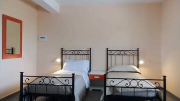 Camera Standard con letto matrimoniale o 2 letti singoli | Culle/letti per bambini (gratuiti), Wi-Fi gratuito, lenzuola