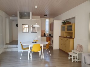 Apartment, 2 Schlafzimmer (Rose 1) | Wohnbereich | Fernseher