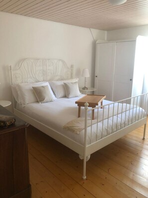 2 habitaciones, cortinas blackout y tabla de planchar con plancha 