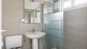 Deluxe Apartment (Rose 2) | Bathroom | Shower, hair dryer, bidet, towels
