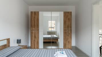 Deluxe Apartment (Rose 2) | 2 bedrooms, blackout drapes, iron/ironing board, cribs/infant beds