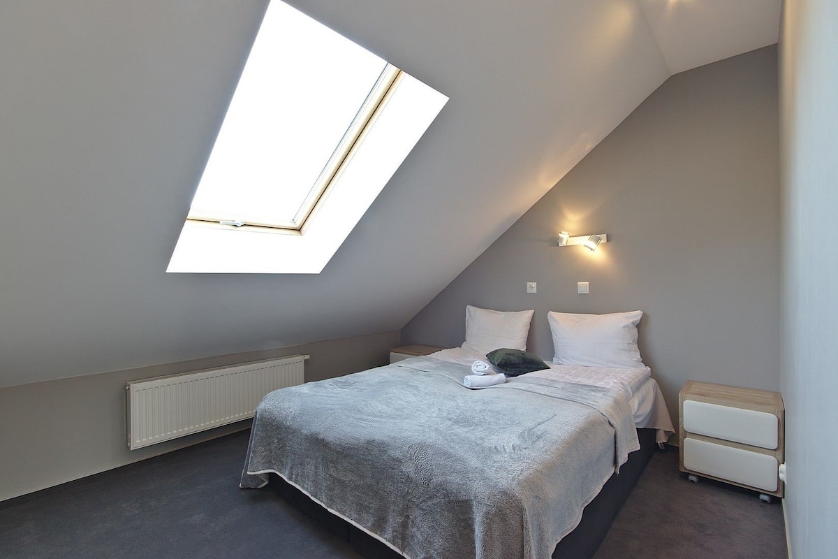 Classic Apartment (Attic) | 2 bilik tidur, peti besi dalam bilik, langsir/tirai gelap terus