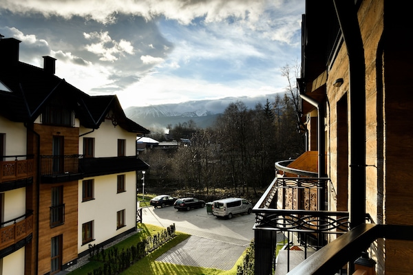 Fachada de la propiedad por la tarde o noche