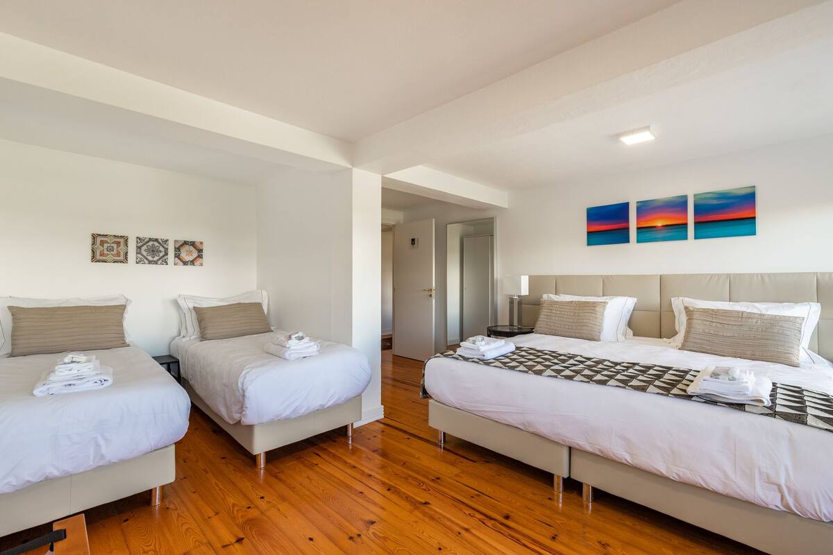Family Room, Shared Bathroom (9)