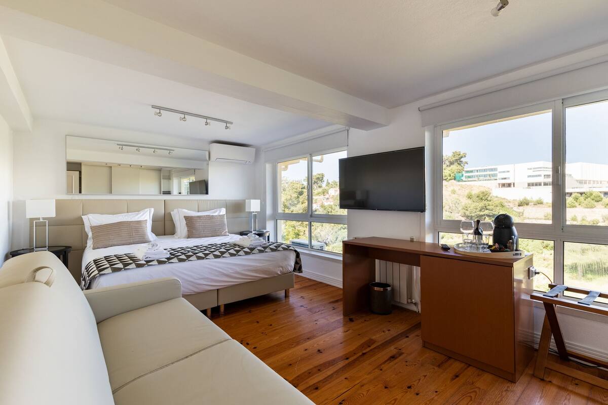 Family Room, Shared Bathroom (6)