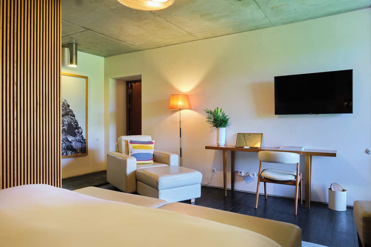 Suite (New Wing) | Caja de seguridad en la habitación, insonorización y wifi gratis