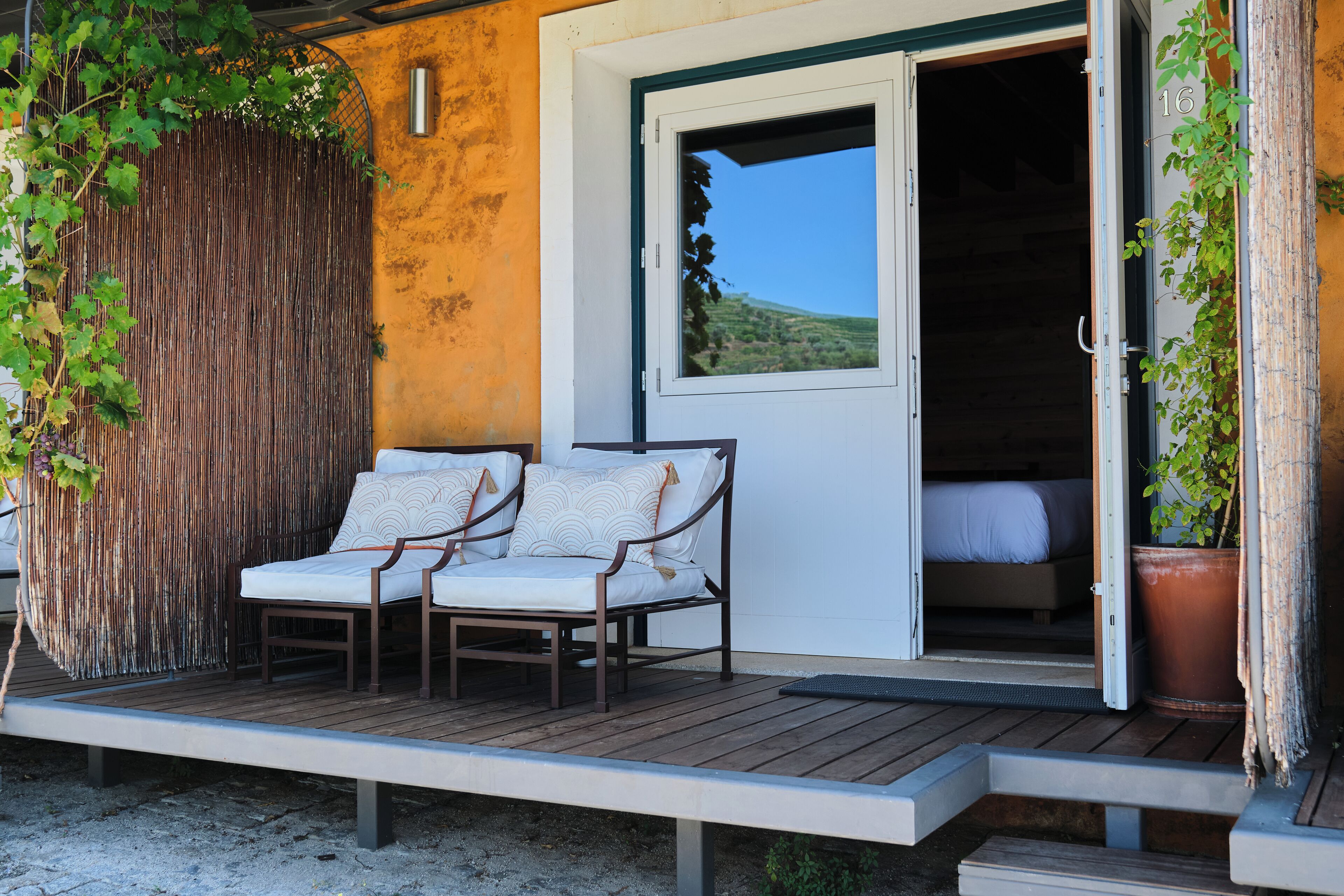 Quarto superior | Cofres nos quartos, quartos à prova de som, Wi-Fi de cortesia