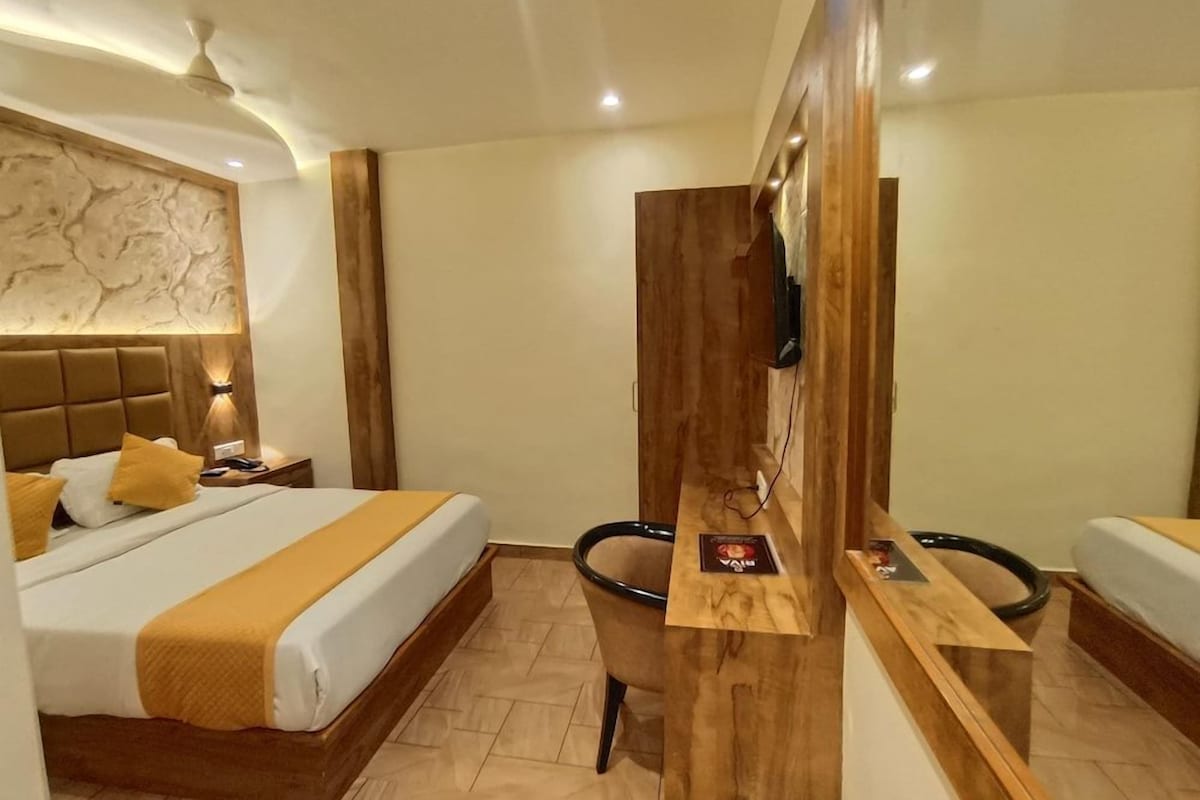 Desk, laptop workspace, soundproofing, WiFi (free)