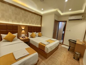 Habitación triple Deluxe | Escritorio y espacio para trabajar con un portátil