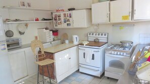 Standard-Doppelzimmer | Gemeinschaftsküche | Kühlschrank, Mikrowelle, Herdplatte, Kochgeschirr/Geschirr/Besteck