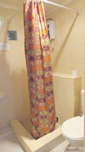 Standard-Doppelzimmer | Badezimmer | Dusche, Handtücher, Seife, Toilettenpapier
