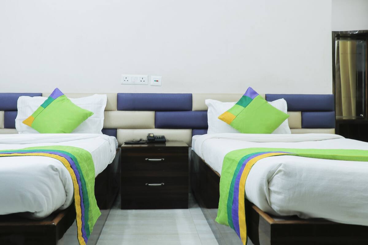 Deluxe Room | Iron/ironing board, rollaway beds, free WiFi, bed sheets
