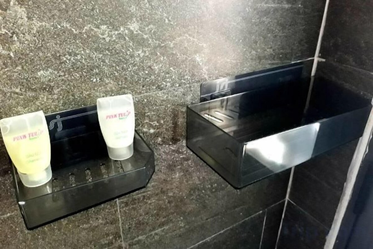 Shower, rainfall showerhead, free toiletries, hair dryer
