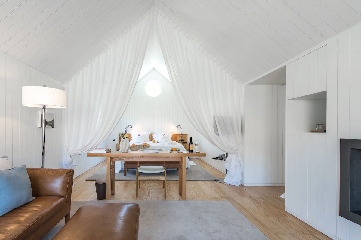 Deluxe suite, terras, uitzicht op rivier | 1 slaapkamer, een minibar, een bureau, geluiddichte muren