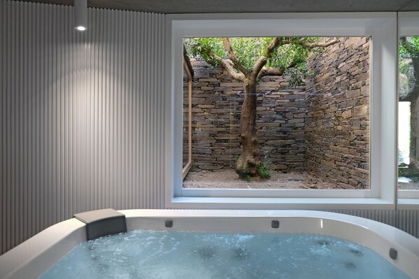 Bañera de hidromasaje cubierta