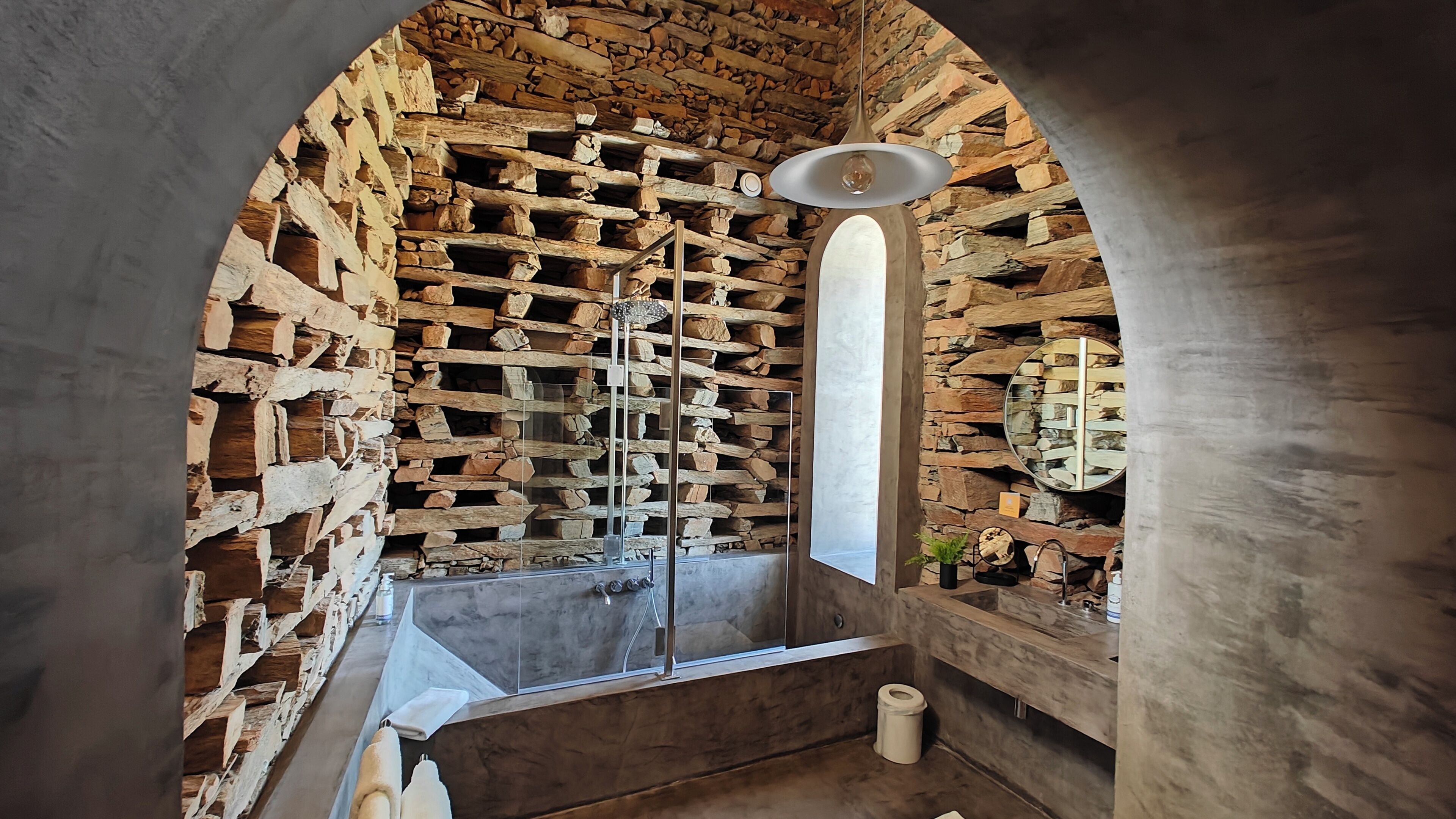 Suite Deluxe | Salle de bain | Douche, articles de toilette gratuits, sèche-cheveux, peignoirs