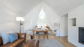 Deluxe-Suite, Terrasse, Flussblick | Wohnbereich